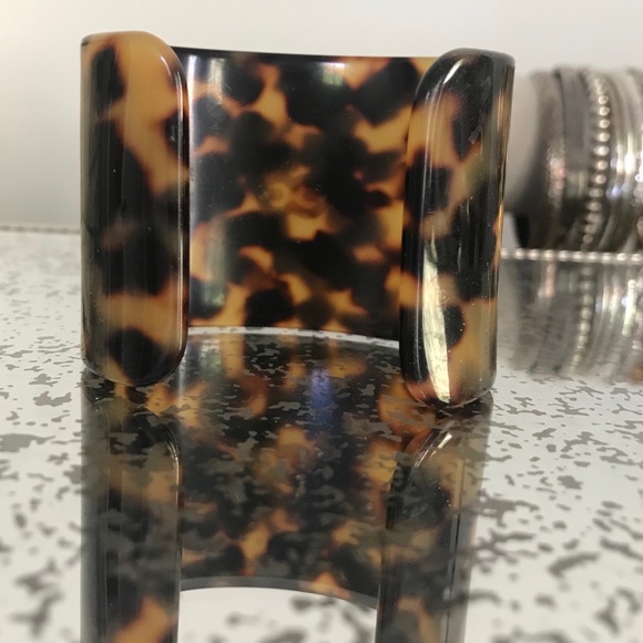 ESCADA | FAUX TORTOISE SHELL CUFF - Picture 2 of 2